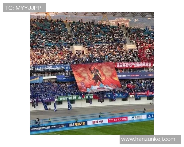 足球明星亲临业余赛场展现球技与热情引发球迷热烈追捧