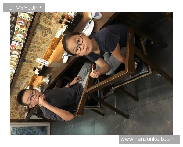 足球明星儿子偶遇球场童年好友共叙梦想与未来的美好时光